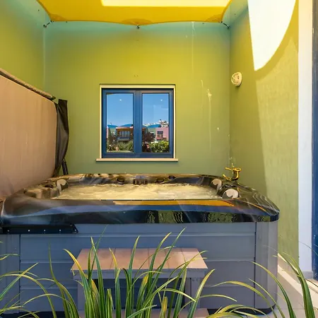 Willa Romantic With Private Hot Tub & Parking - Big Pool - Marina Access