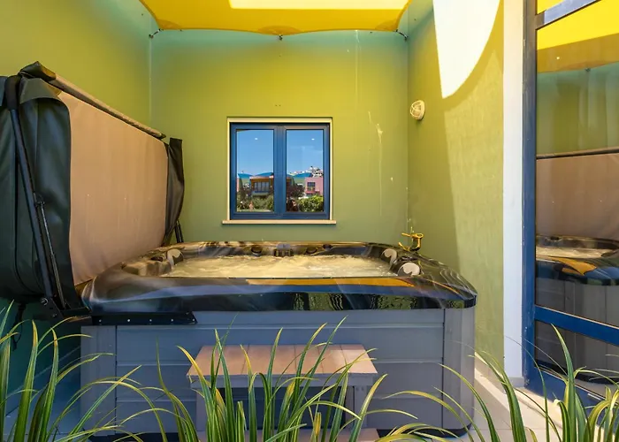 Villa Romantic With Private Hot Tub & Parking - Big Pool - Marina Access