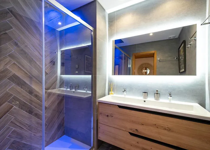 Romantic With Private Hot Tub & Parking - Big Pool - Marina Access Villa